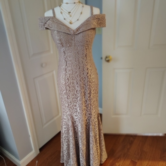 R&M Richards Off the shoulder Fishtail Evening Gown 6P - Picture 4 of 12